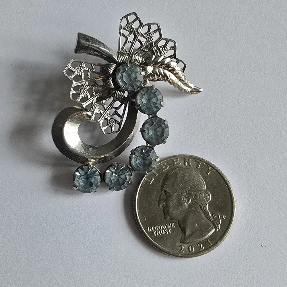 Vintage brooch pin pale blue rhinestones swirl filigree